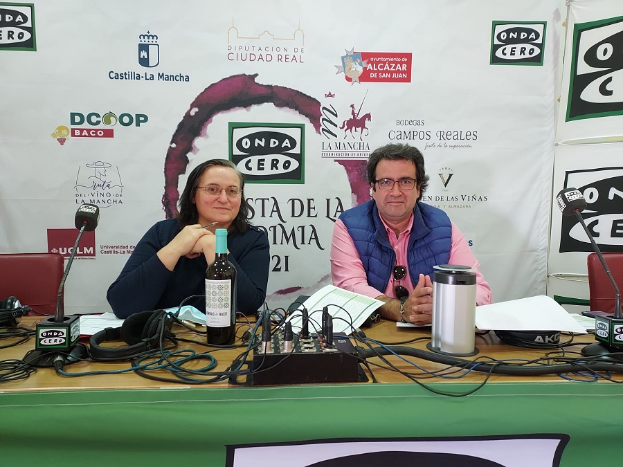Soledad de Juan y Pablo Rodríguez, conductores de Onda Agraria, despiden la III Fiesta de la Vendimia desde DCOOP Baco