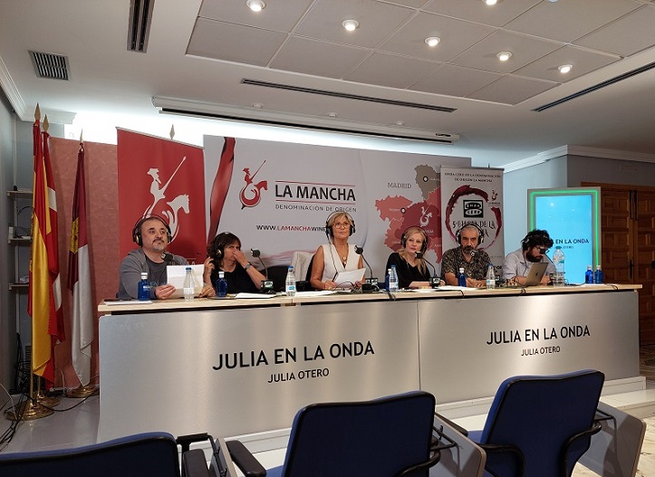 Julia Otero y su equipo de 'Julia en la onda' emitiendo desde el Consejo Regulador DO La Mancha